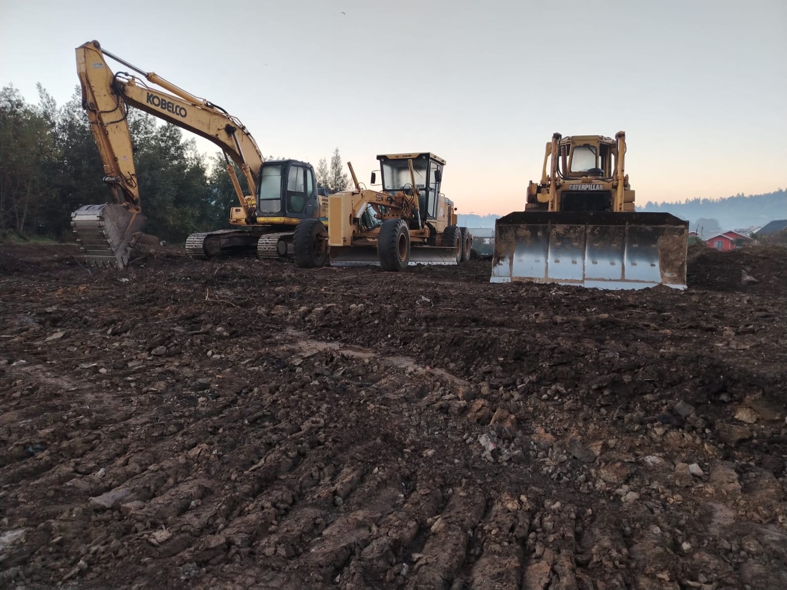 Maquinaria realizando trabajos de movimiento de tierras